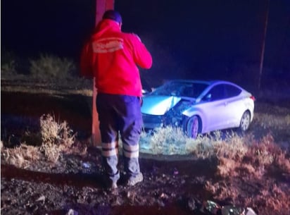 policiaca: Elementos de control de accidentes y una grúa se encargaron de retirar el automóvil y despejar la carretera.