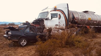 Policiaca : El conductor del Tsuru, hombre de unos 40 años, perdió la vida en el impacto.