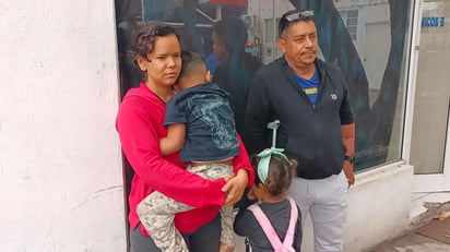 Venezolanos luchan por darles de comer a sus hijos   