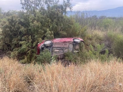 Volcadura : Afortunadamente, no hubo personas heridas, aunque el taxi quedó severamente dañado.