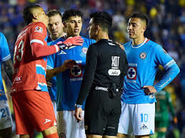 Gente de Cruz Azul explota contra el cuerpo arbitral