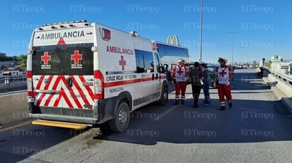 policiaca: Socorristas de Cruz Roja acudieron en auxilio de los lesionados.