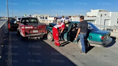 policiaca: Socorristas de Cruz Roja acudieron en auxilio de los lesionados.