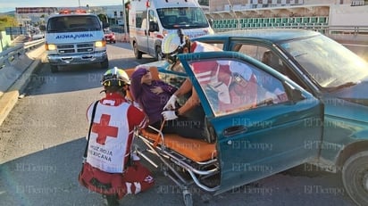 policiaca: Socorristas de Cruz Roja acudieron en auxilio de los lesionados.