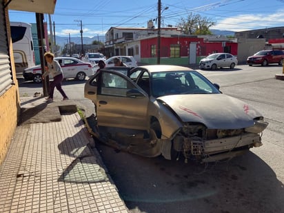 policiaca: Paramédicos de Cruz Roja revisaron a un niño y su madre.