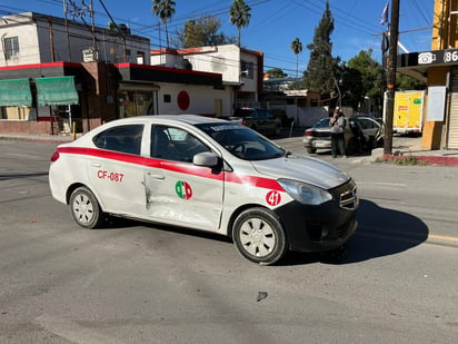 policiaca: Paramédicos de Cruz Roja revisaron a un niño y su madre.