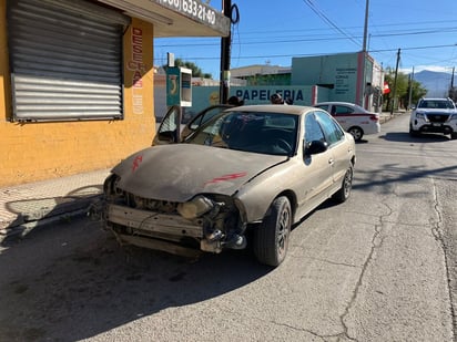 policiaca: Paramédicos de Cruz Roja revisaron a un niño y su madre.