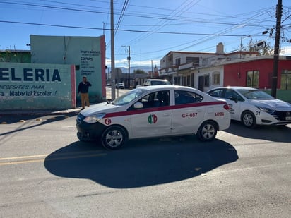 policiaca: Paramédicos de Cruz Roja revisaron a un niño y su madre.