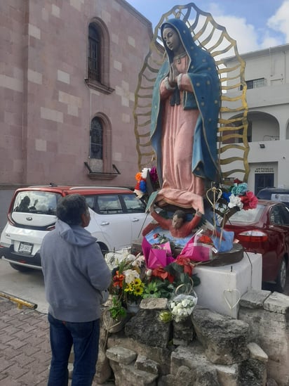 Migrantes : Uno de los milagros más conocidos de la Virgen de Guadalupe es la aparición de su imagen en el manto de Juan Diego.