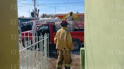 policiaca: Bomberos voluntarios acudieron en auxilio de la familia.