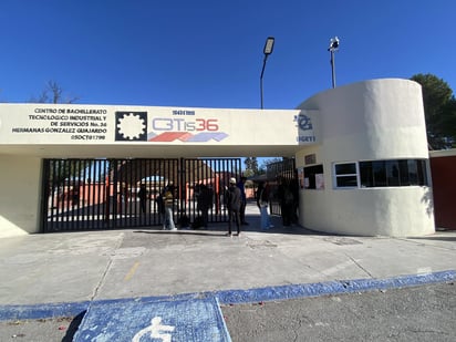 CBTIS 36: 50 alumnos se quedaron sin entrar pese a las frías temperaturas
