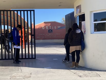 CBTIS 36: 50 alumnos se quedaron sin entrar pese a las frías temperaturas
