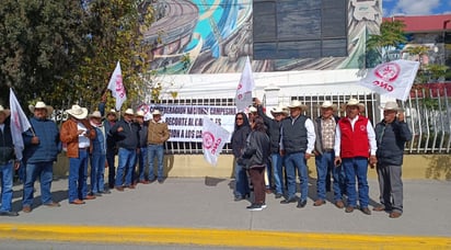 campesinos : Se manifestaron frente a la delegación estatal de la Secretaría de Bienestar, para exigir el pago de los recursos.