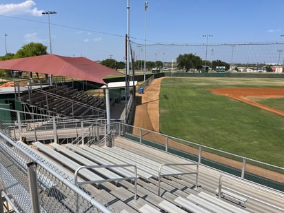 Puente Dos: El proyecto de ampliación de carriles en el puente dos podría afectar alguna de las partes del legendario parque de beisbol. 