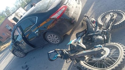 policiaca: La motocicleta se estrelló contra un auto.