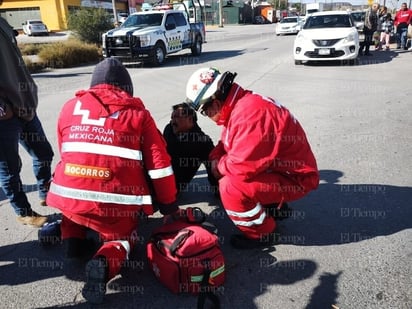 policiaca: Socorristas de Cruz Roja acudieron en su ayuda.