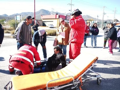 policiaca: Socorristas de Cruz Roja acudieron en su ayuda.