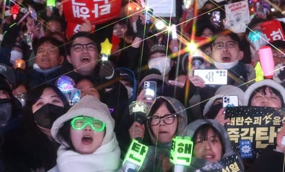 Corea del Sur : Los jóvenes han adoptado las varitas luminosas, normalmente usadas en conciertos, como herramienta de protesta.