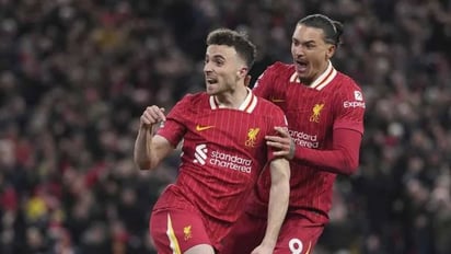 Liverpool, con un jugador menos, rescata el empate ante Fulham; Raúl Jiménez fue titular