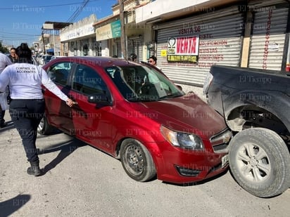 policiaca: La afectada aseguro que un camión del trasporte público la saco del camino.