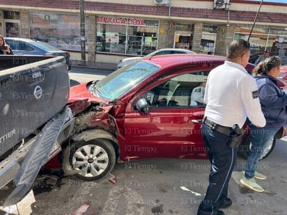 policiaca: La afectada aseguro que un camión del trasporte público la saco del camino.