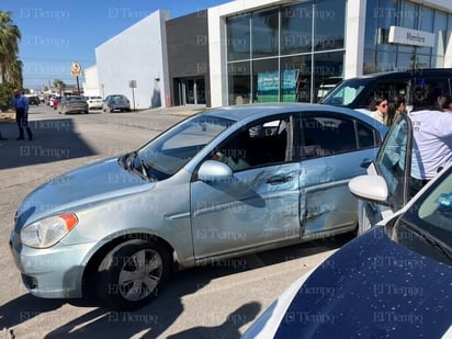 policiaca: El conductor desafío la luz roja y termina con una costosa lección.