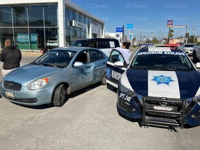 policiaca: El conductor desafío la luz roja y termina con una costosa lección.