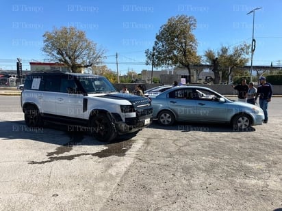 policiaca: El conductor desafío la luz roja y termina con una costosa lección.