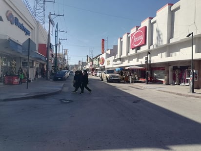 Policía pedestre refuerza seguridad en zona centro para prevenir robos y proteger a consumidores: La medida se toma en respuesta al contexto festivo donde el comercio florece, pero también se incrementan los intentos de robo.