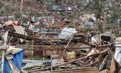 Francia: Francia envía 800 efectivos y ayuda humanitaria para atender la emergencia y prevenir saqueos en la región.
