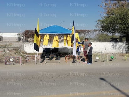 partido clásico: En la calle Jiménez venden camisetas, banderas y porterías para juegos por el partido de la liga MX.