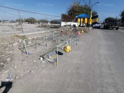 partido clásico: En la calle Jiménez venden camisetas, banderas y porterías para juegos por el partido de la liga MX.