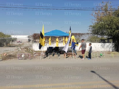 partido clásico: En la calle Jiménez venden camisetas, banderas y porterías para juegos por el partido de la liga MX.