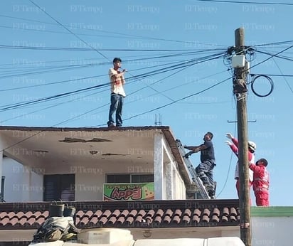 policiaca: Socorristas y policías se movilizaron en su ayuda.