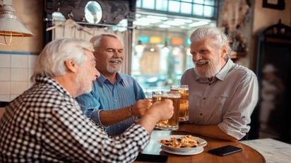 SALUD: Las amistades cercanas son importantes para las personas a medida que envejecen

