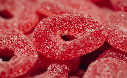 SALUD: La Administración de Alimentos y Medicamentos (FDA) de Estados Unidos, alertó por un ingrediente en las gomitas de color rojo