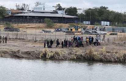 Migrantes : Migrantes sin citas de CBP One agravan la situación en el refugio
