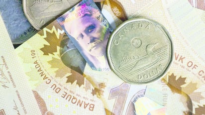 Dólar canadiense cae a su nivel más bajo en 4 años