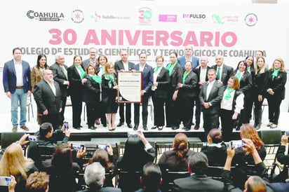 Manolo Jiménez celebra 30 años del CECYTE Coahuila 