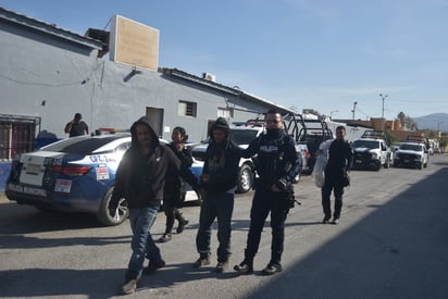 Policía sorprende a dos hombres robando cableado de Telmex en Monclova