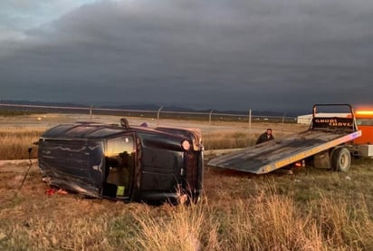 Camioneta vuelca y conductor la abandona en la carretera 30 de Frontera