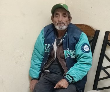 Policía rescata a un adulto mayor desorientado en Monclova; buscan a su familia