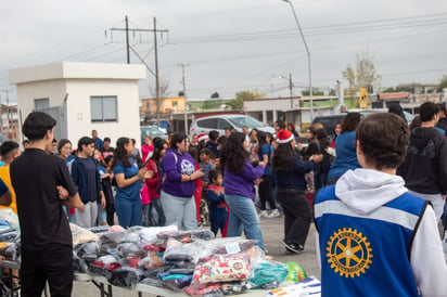 brigada: Se recolectaron ropa y alimentos desde noviembre, beneficiando a más de 100 niños con el apoyo de patrocinadores.
