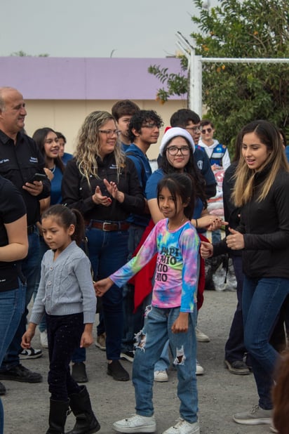 brigada: Se recolectaron ropa y alimentos desde noviembre, beneficiando a más de 100 niños con el apoyo de patrocinadores.
