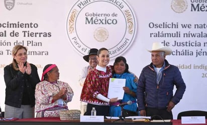 SHEINBAUM La Presidenta de México fue recibida en la Sierra Tarahumara con una ceremonia, donde fue bendecida y recibió el bastón de mando  En el corazón de la Sierra