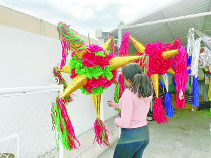 piñatas : Las calles se llenan de piñatas para la Navidad, con familias dispuestas a gastar hasta mil 600 pesos en diversión.