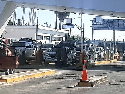 paisanos : Paisanos cruzan el puente de Eagle Pass a Piedras Negras