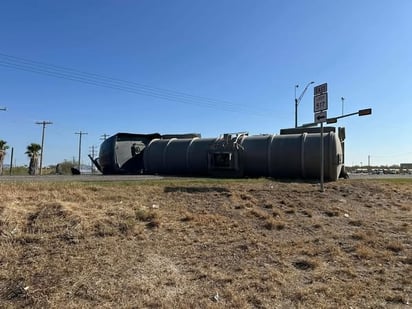 Choca pipa con combustible contra dos automóviles: Evacuación de negocios cercanos por riesgo de contaminación
