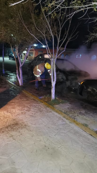 policiaca: Bomberos piden apoyo a personal de SIMAS para sofocar las llamas.