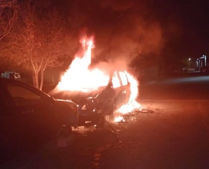 policiaca: Bomberos piden apoyo a personal de SIMAS para sofocar las llamas.